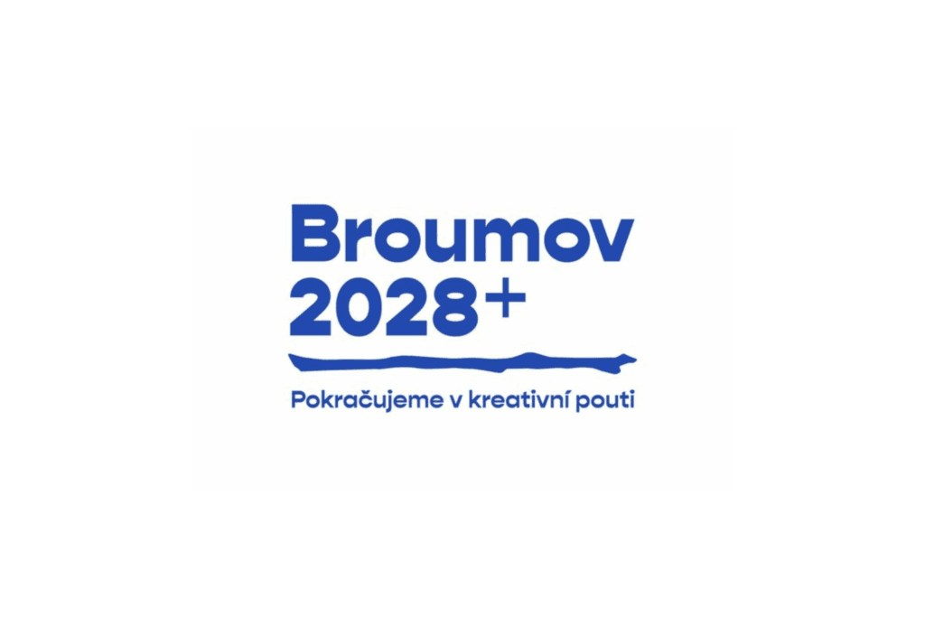 Logo Broumova. Větší modrý nápis Broumov 2028+, pod ním je modrá větev a pod ní název Pokračujeme v kreativní pouti