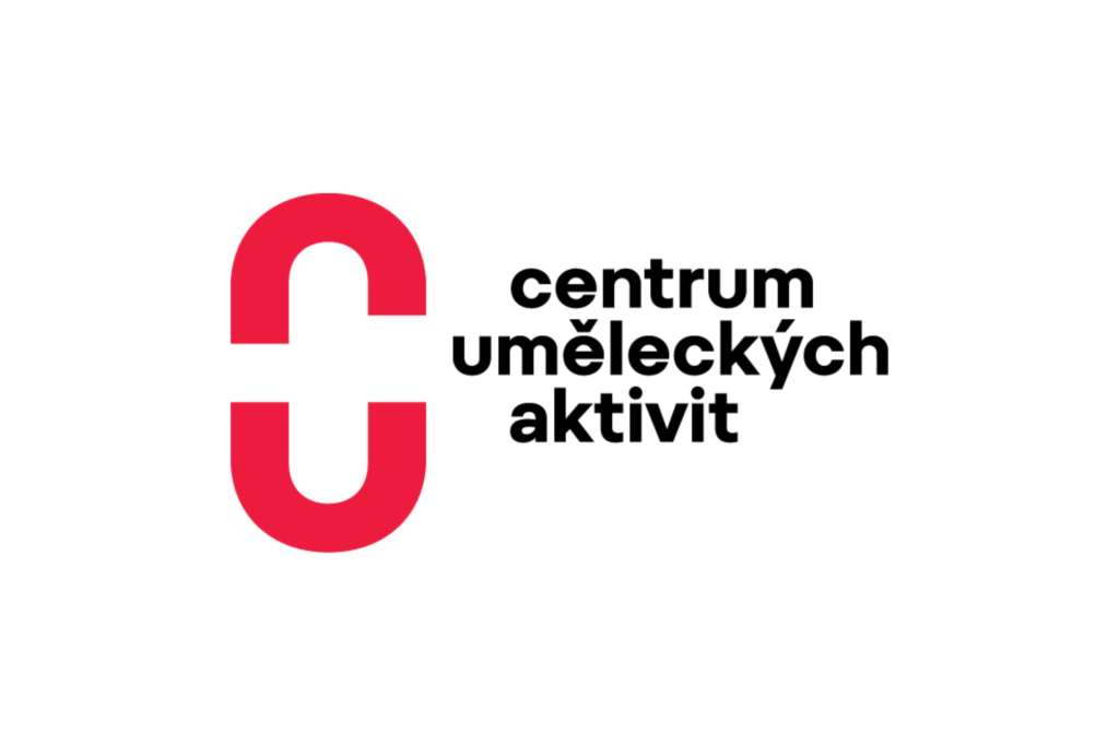 Logo CUA. Velké červené C umístěno vlevo a napravo je černý nápis centrum uměleckých aktivit