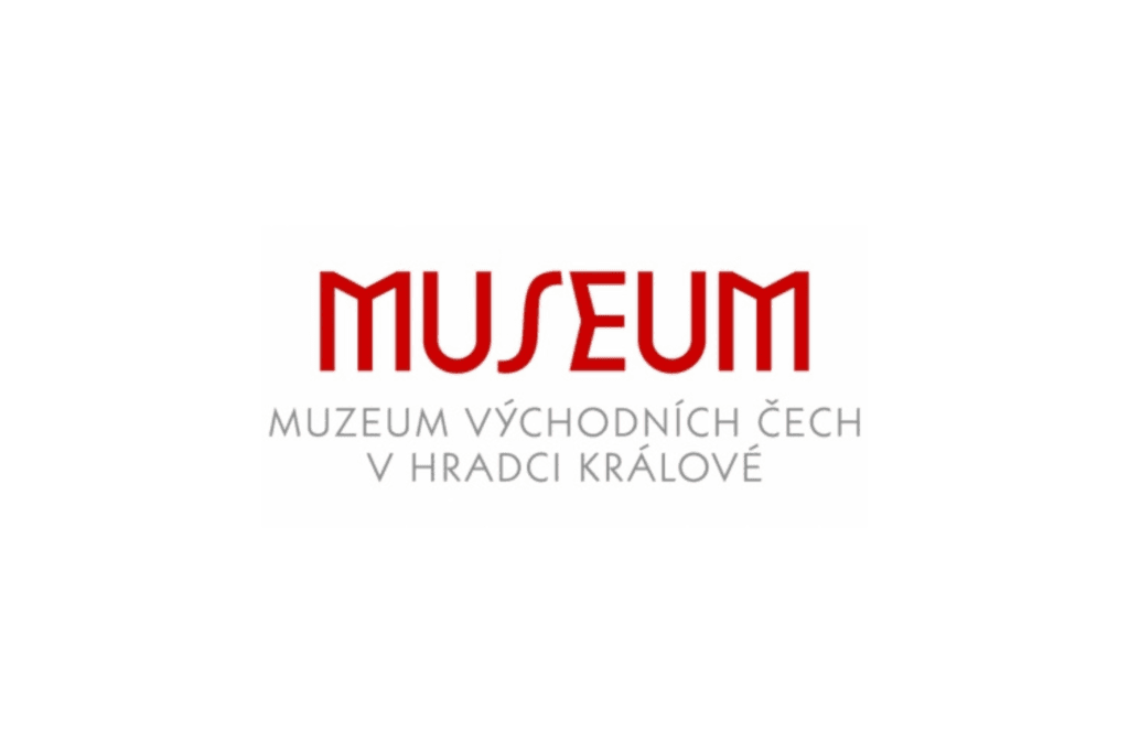 Textové logo Muzea východních Čech. Název Muzea je nad zbylým textem červěně, pod ním je šedivý nápis velkým písmem Muzeum východních Čech v Hradci Králové.