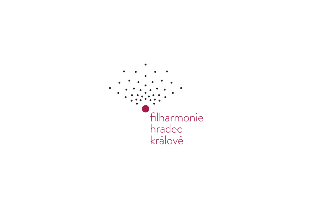 Logo Filharmonie Hradec Králové. Fialový název. Větší tečka uprostřed a nad ním menší černé tečky, obraz má symbolizovat orchestr.