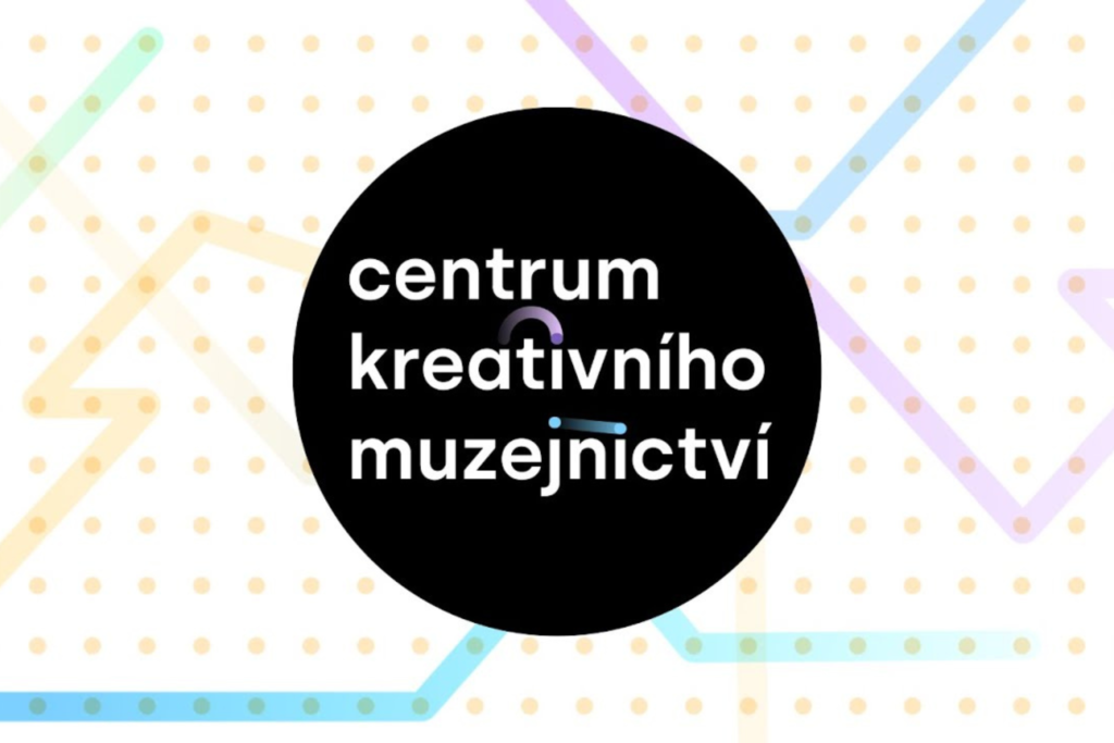 Logo Centra kreativního muzejnictví. Název centra v černém kruhu, v pozadí jsou žluté tečky a různě barevné čáry.