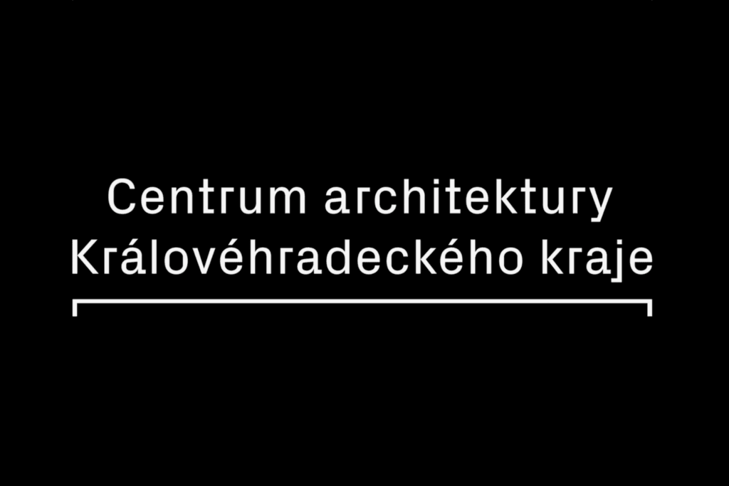 Logo centra architektury Královéhradeckého kraje. Na černém pozadí bílý název centra.