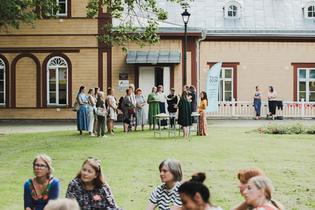 Skupinka lidí na setkání v EHMK Tartu.