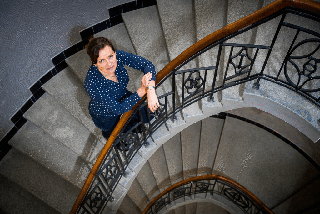 Kateřina Churtajeva na schodišti