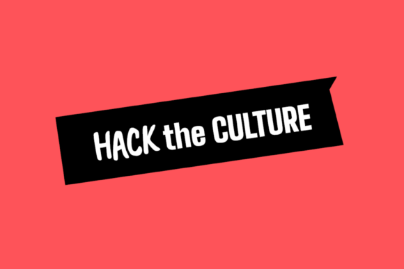 Na červeném pozadí se nachází bíle napsané logo Hack the Culture, které má pod sebou černý obdelník.