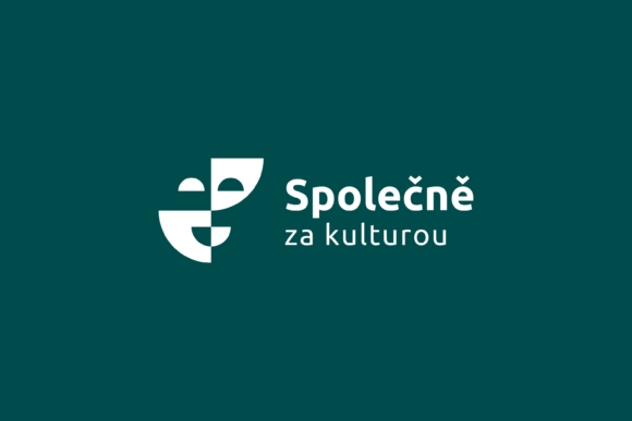 Na zeleném pozadí se uprostřed nachází bílé logo Společně za kulturou vedle něhož je divadelní dvojmaska.