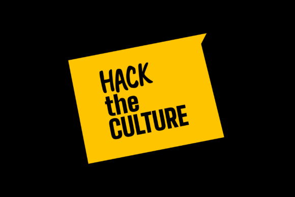 Žluté logo na černém pozadí s názvem Hack the Culture.