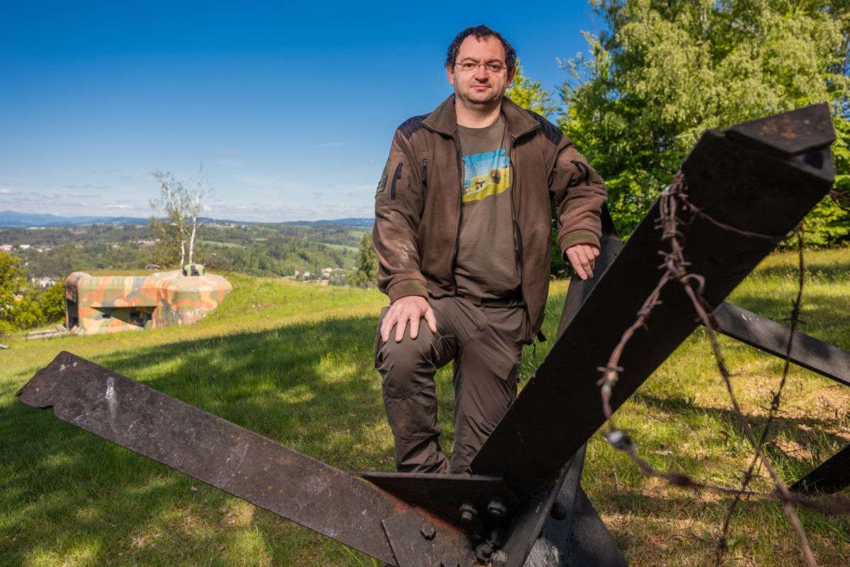 Žena stojící na balkoně zámku.