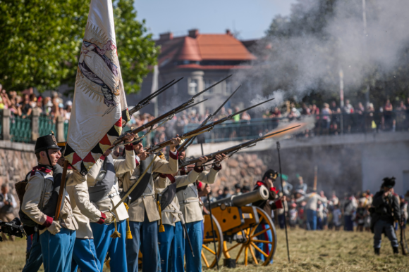 Vojáci střílející z pušek.